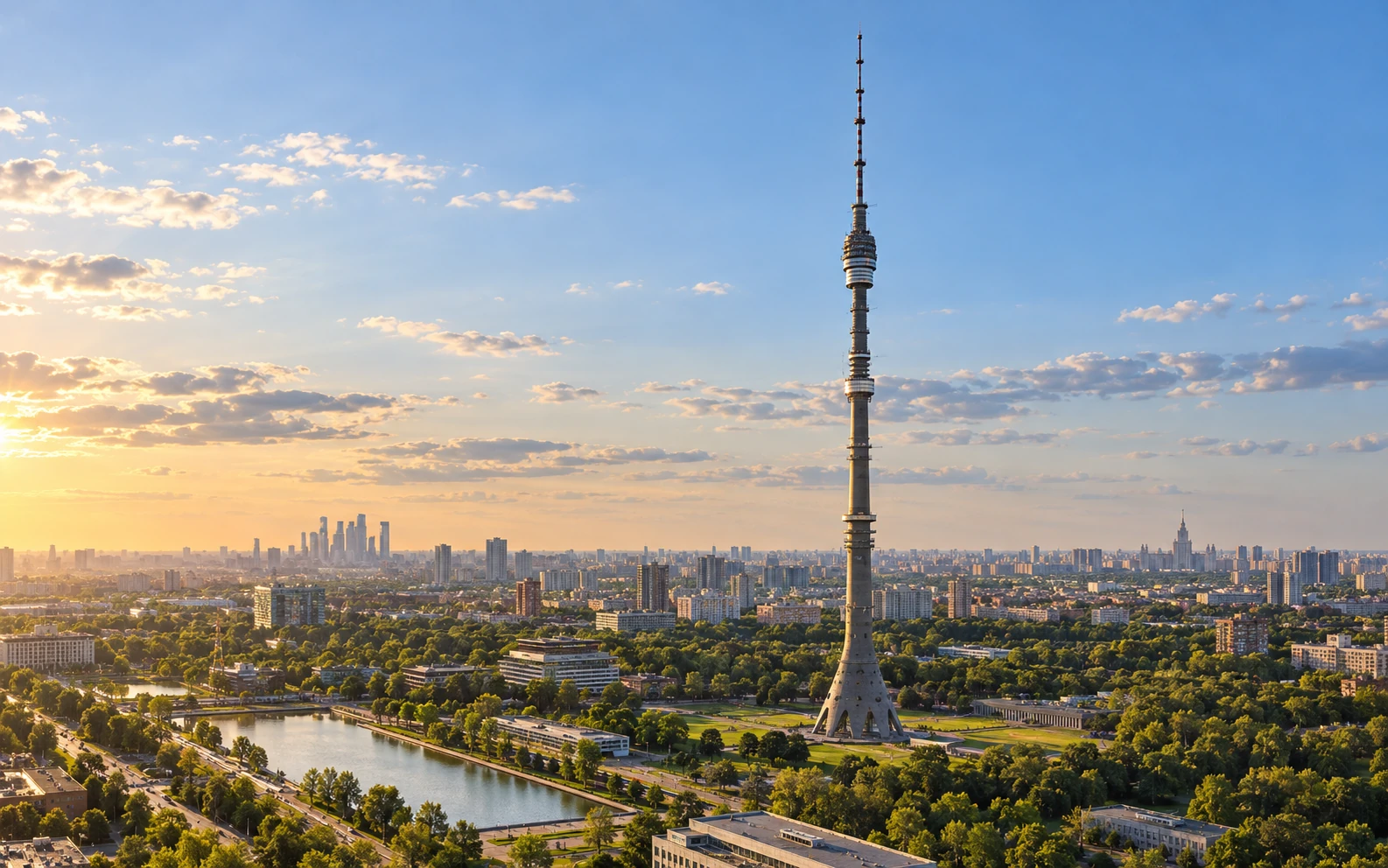 Останкинская телебашня в тёплом вечернем свете над Москвой