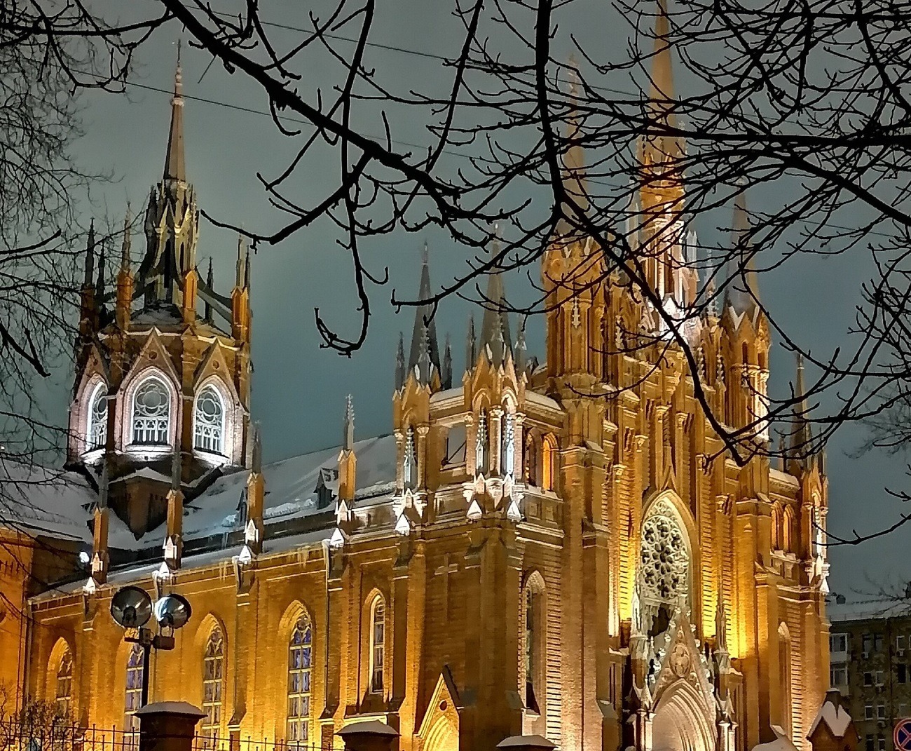 Сходить в Москве, чтобы увидеть это чудо необходимо: Кафедральный собор Непорочного Зачатия Пресвятой Девы Марии — самая крупная католическая церковь России