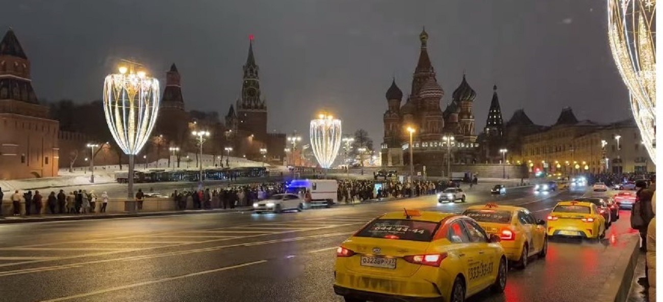 Сходить в Москве в новогоднюю ночь на главную достопримечательность Москвы