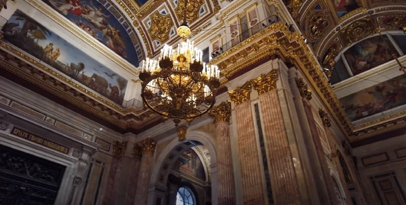 Внутри собора потрясающее убранство- сходите в Санкт-Петербурге в Исаакиевский собор